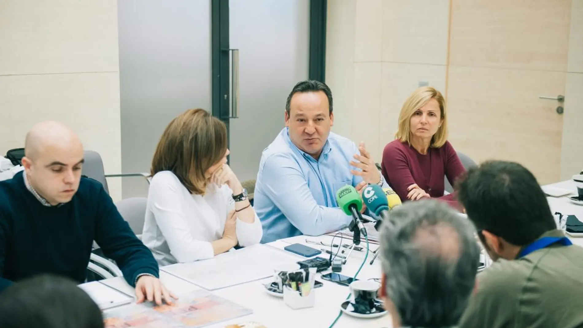 Los técnicos municipales Ignacio Díez, Inés Esteve y Mercedes Casanova, junto al concejal de Desarrollo Urbano y Vivienda del Ayuntamiento de Valencia, Vicent Sarrià, ayer durante la presentación del PEP