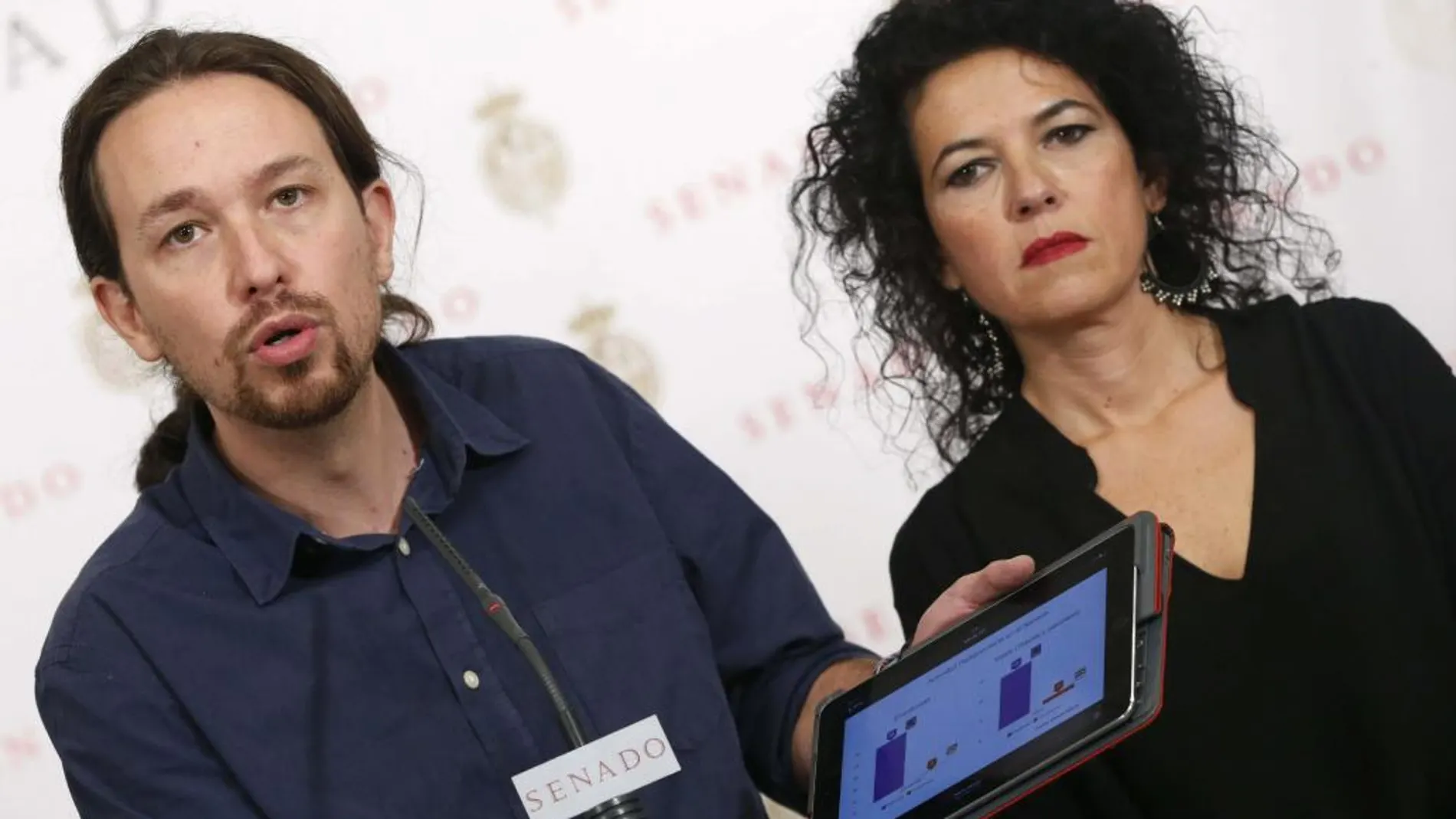 El secretario general de Podemos, Pablo Iglesias, junto a la senadora de la formación Maribel Mora Grande