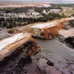 En la imagen de archivo de abril de 1998, vista aerea de la rotura de la balsa que provocó el vertido de la empresa Bolidén-Apirsa,que explota la Mina de Aznalcóllar (Sevilla).