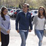 El periodista Paco González, acompañado de su esposa Mayte (d) y su hija María, a su llegada hoy a la Audiencia de Madrid que juzga a Lorena G.F., acusada de intentar matar a la mujer del periodista.