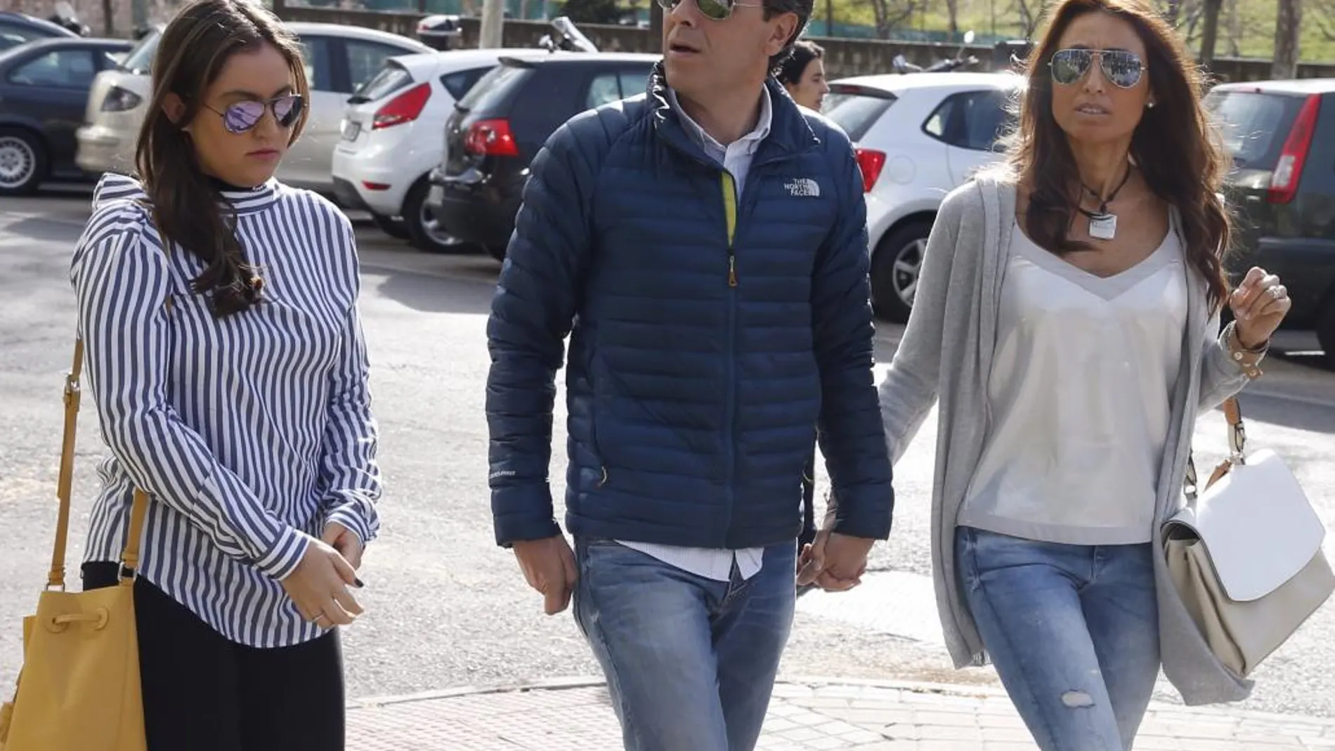 El periodista Paco González, acompañado de su esposa Mayte (d) y su hija María, a su llegada hoy a la Audiencia de Madrid que juzga a Lorena G.F., acusada de intentar matar a la mujer del periodista.