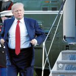 El presidente Trump se ajusta la chaqueta a su llegada ayer a la Casa Blanca