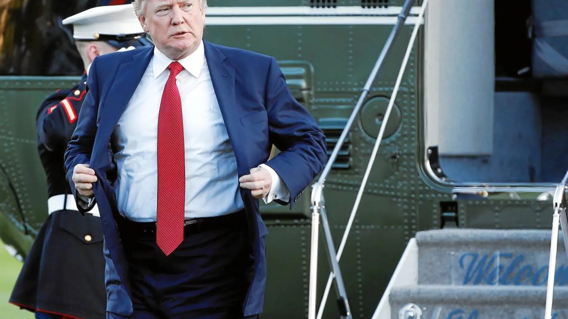 El presidente Trump se ajusta la chaqueta a su llegada ayer a la Casa Blanca