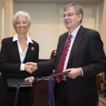 Christine Lagarde, felicitada por el presidente del Directorio Ejecutivo del FMI, Aleksei Mozhin, tras renovar su mandato.