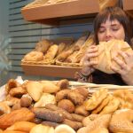 El consumo de pan y cereales, sobre todo si son integrales, ayuda al mantenimiento del tránsito intestinal