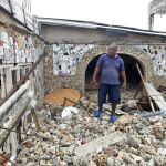 Un hombre observa los restos de su casa tras el paso del huracán