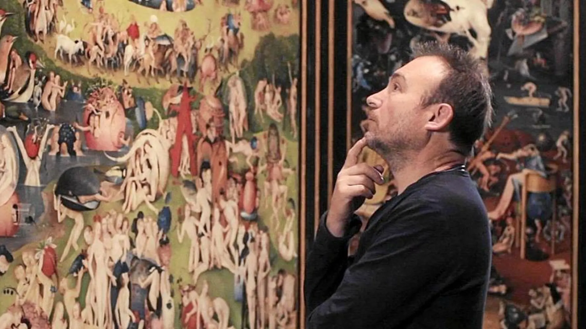 El pintor Miquel Barceló, pensativo, frente al tríptico de El Bosco, una joya de la historia de la pintura que plantea mil y un interrogantes