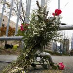Vista de un ramo de flores en el lugar en el que un vehículo atropelló y mató ayer a 8 personas e hirió a 11 en Nueva York (Estados Unidos)