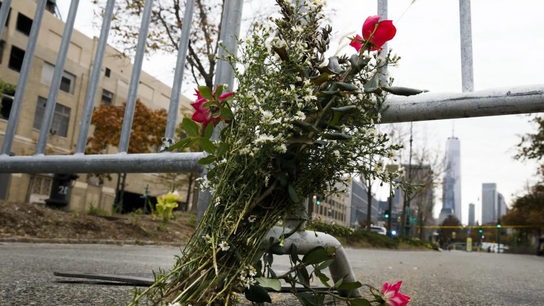 Vista de un ramo de flores en el lugar en el que un vehículo atropelló y mató ayer a 8 personas e hirió a 11 en Nueva York (Estados Unidos)