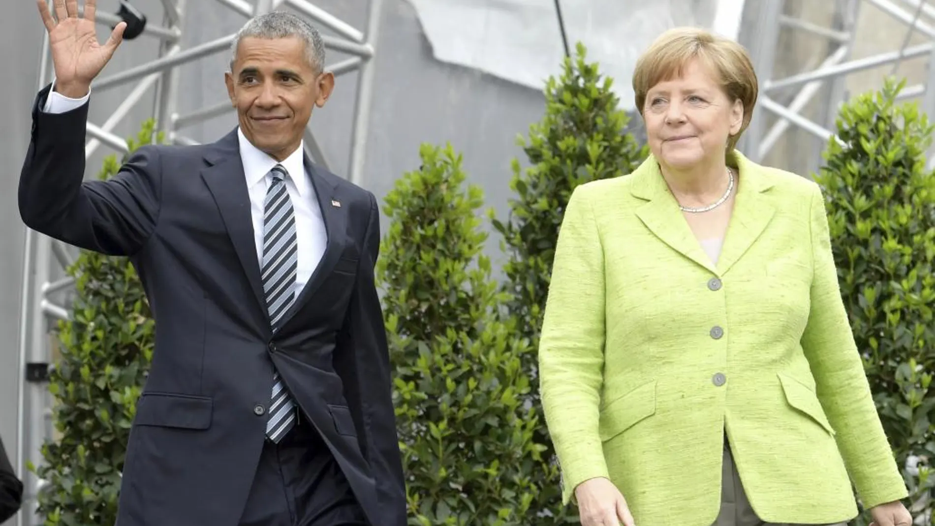 La canciller alemana, Angela Merkel, y el expresidente de Estados Unidos Barack Obama antes de participar en la mesa redonda "estar involucrado en la democracia: tomar responsabilidad local y globalmente"