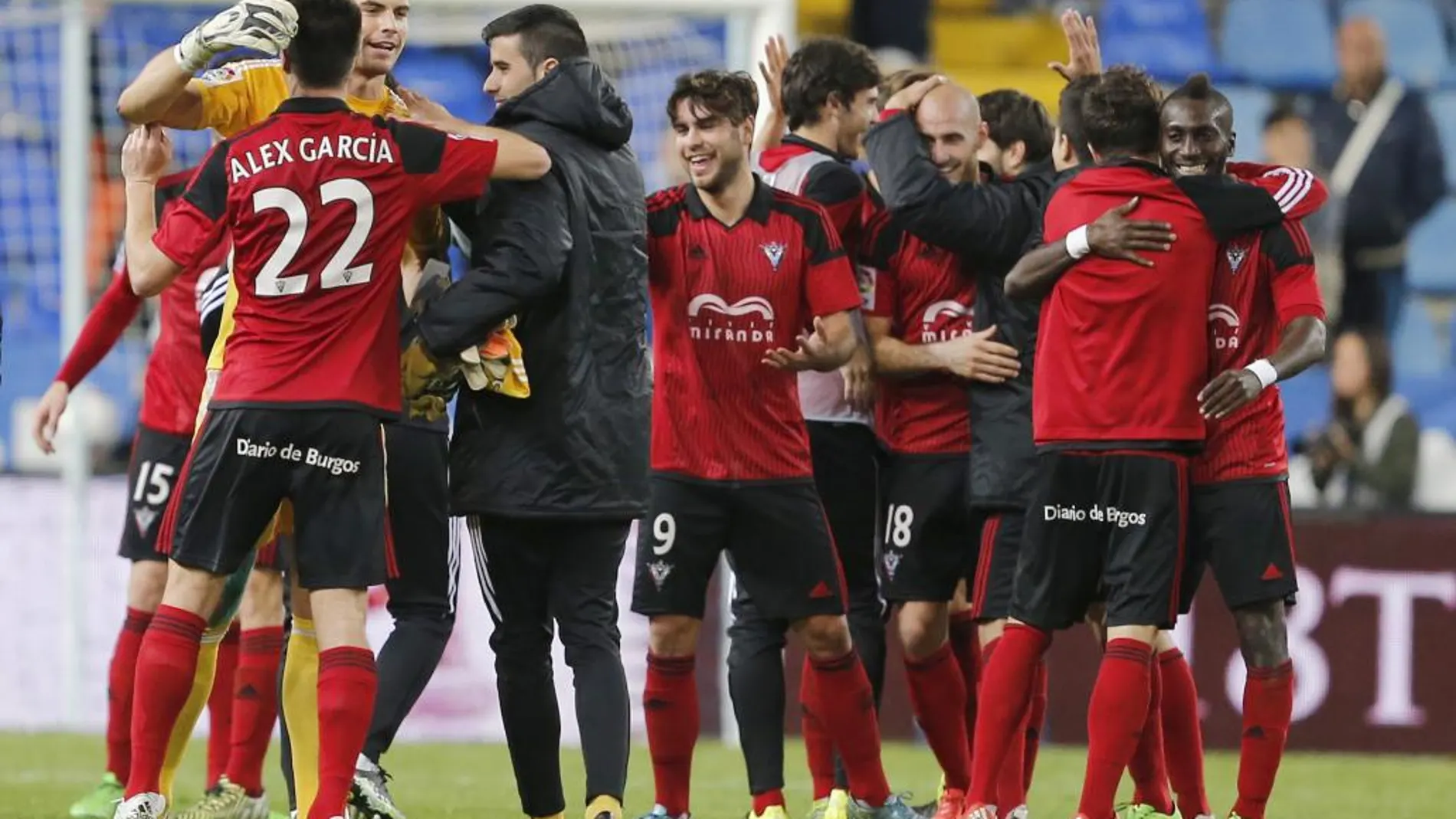 Los jugadores del Mirandés celebran el pase a octavos de final de la Copa del Rey al eliminar al Málaga CF tras el partido
