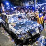 Aspecto de uno de los coches de la Guardia Civil que realizaban un registro con motivo del 1-O en la sede de la consellería de Economía de la Generalitat