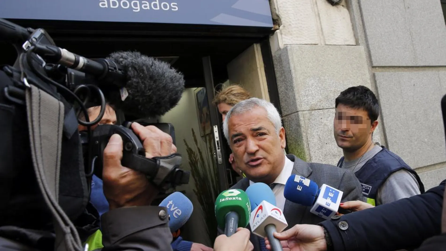 El presidente de Ausbanc, Luis Pineda, durante el registro de la sede de Madrid