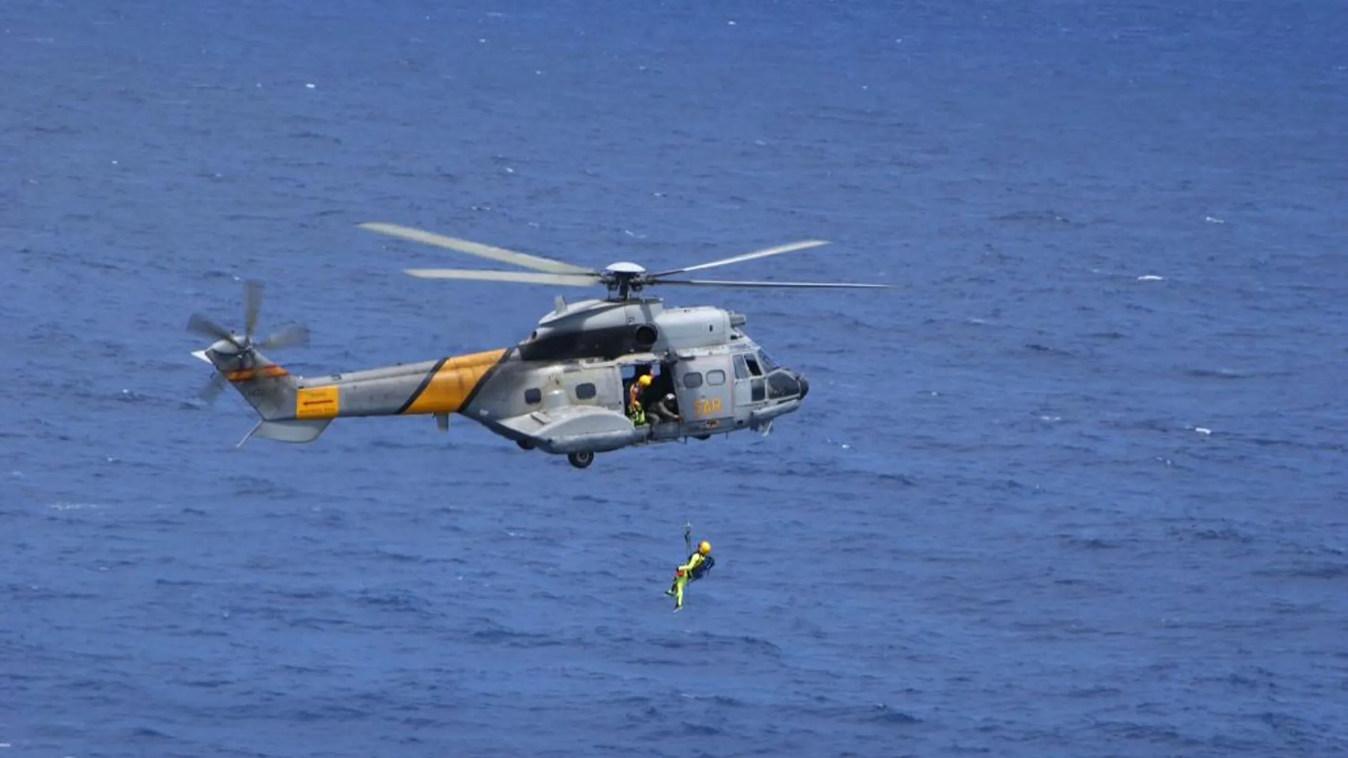 Imagen del helicóptero Super Puma del 802 escuadrón del Ejército del Aire, del servicio de SAR