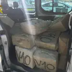 La Guardia Civil intercepta en la AP-4 una furgoneta con 1.400 kilos de hachís y detiene al conductor