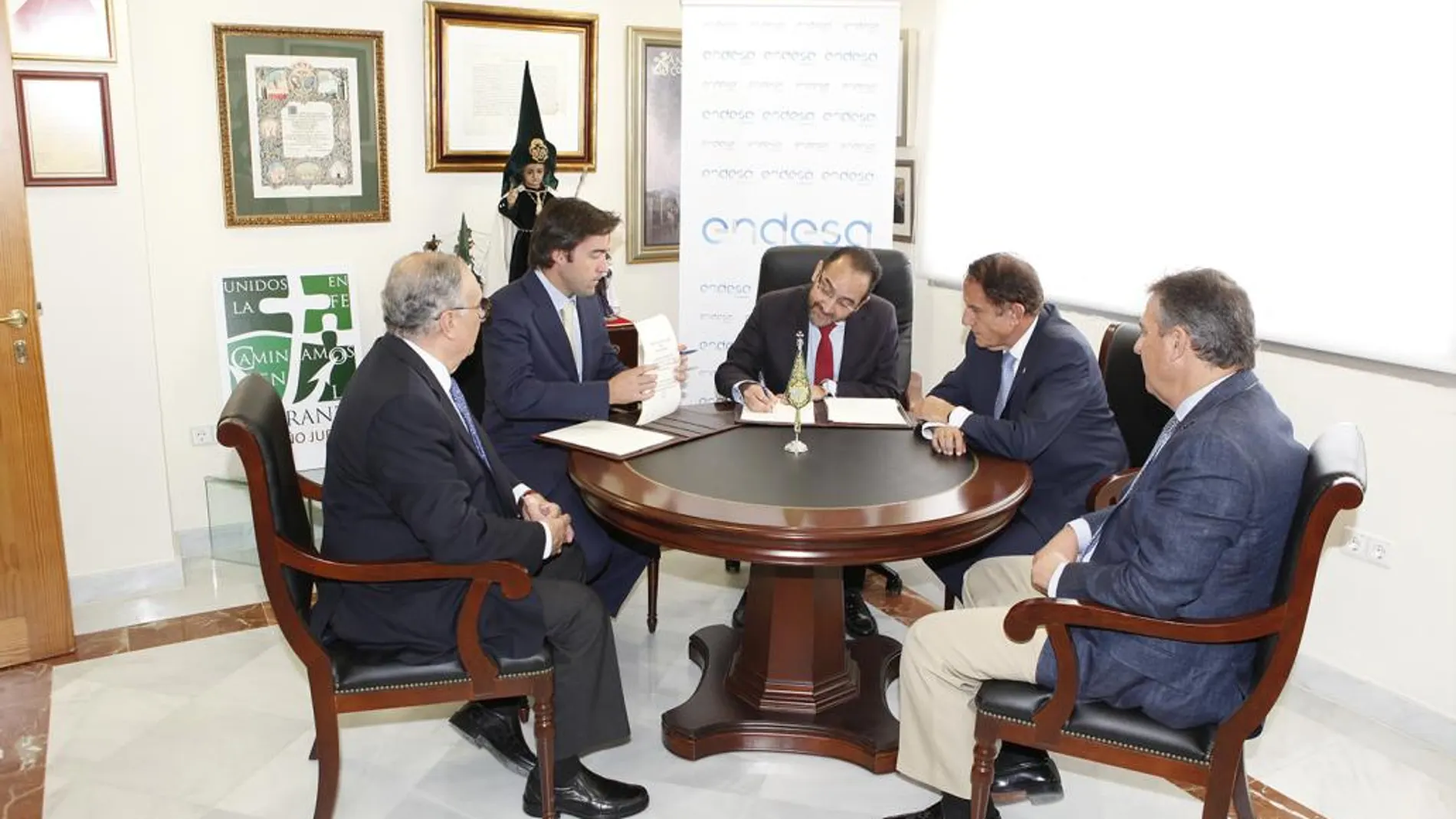 Firma del acuerdo entre la Fundación Endesa y la hermandad de la Esperanza de Triana