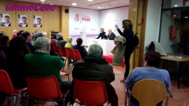 Instante en que Soraya Rodríguez es increpada por la militancia