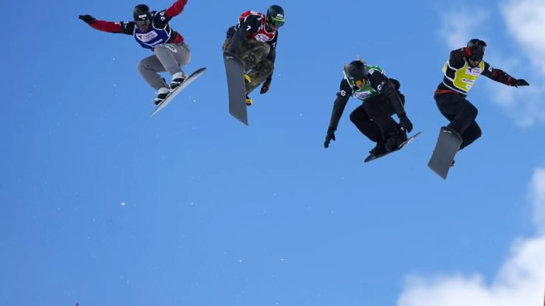 Lucas Eguibar segundo por la izquierda durante la final de Snowboard Cross disputada en Baqueira Beret