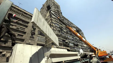 Imagen de archivo de los trabajadores construyendo un muro alrededor de la embajada de Israel durante las protestas en El Cairo