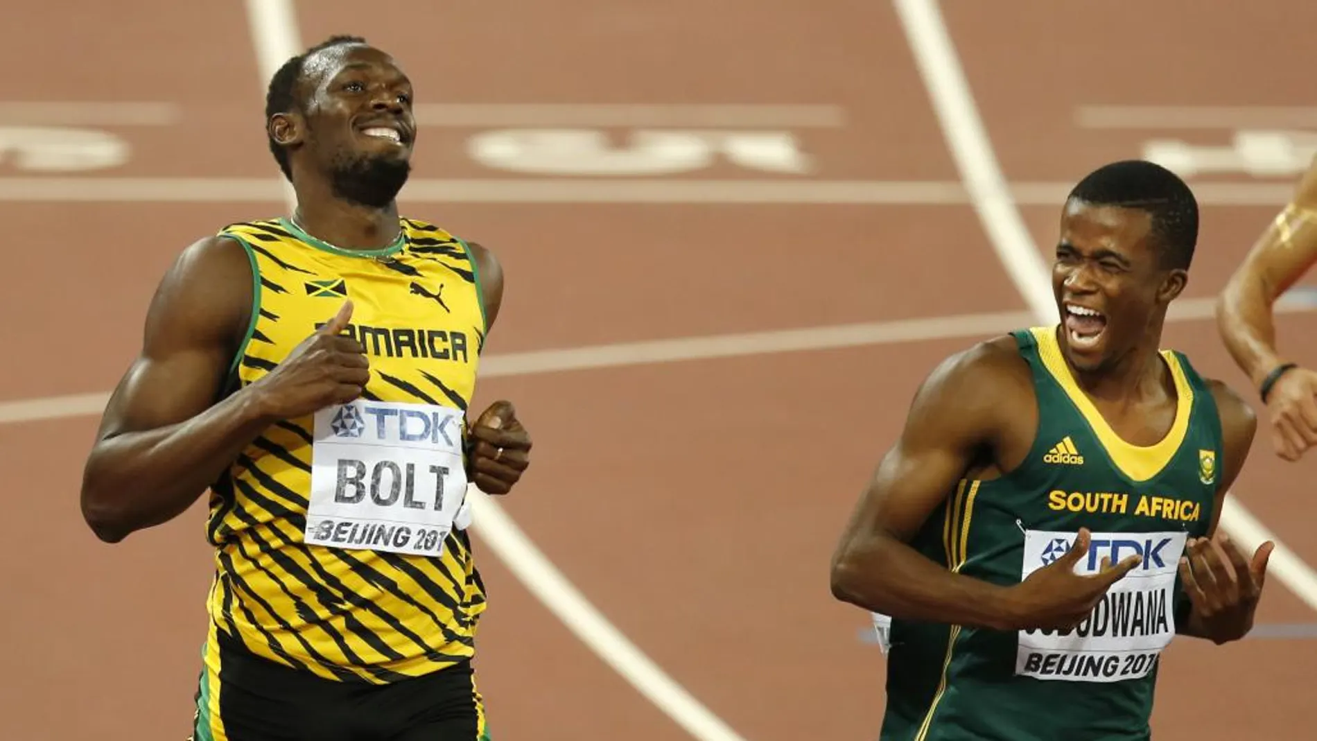 Usain Bol y Anaso Jobodwanaen la semifinal de 200m