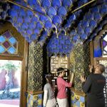 Tanto por la orientalista aproximación de Gaudí de la fachada, como por la rica y original ornamentación interior, Casa Vives enamora a primera vista.