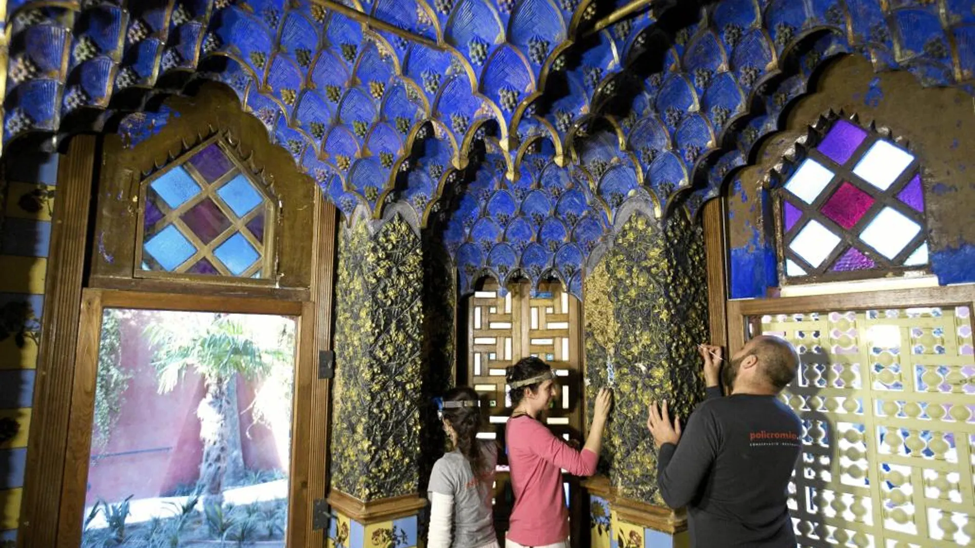 Tanto por la orientalista aproximación de Gaudí de la fachada, como por la rica y original ornamentación interior, Casa Vives enamora a primera vista.
