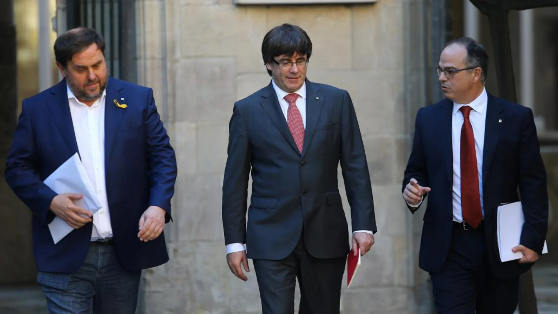 El presidente de la Generalitat, Carles Puigdemont, el vicepresidente, Oriol Junqueras (i), y el conseller de Presidencia, Jordi Turull