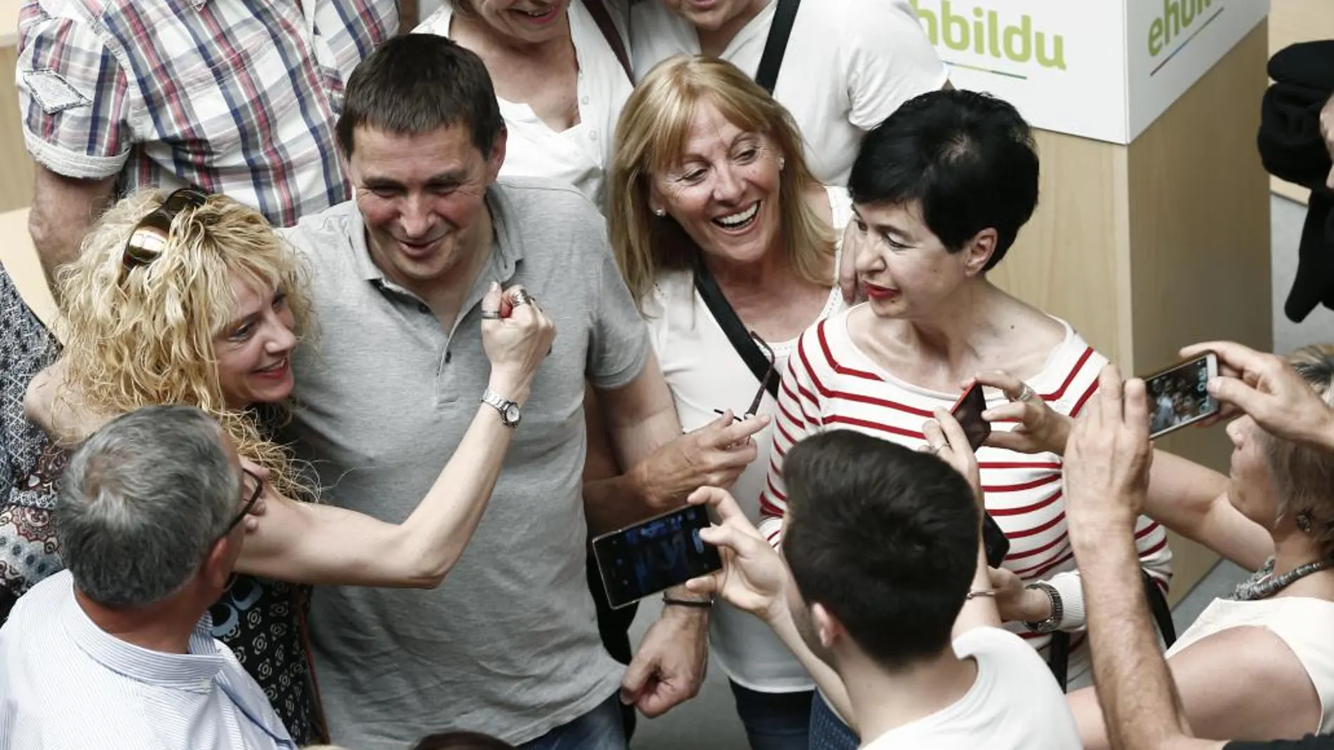 Arnaldo Otegi se toma una fotografía con un grupo de personas al termino de un acto público hoy en el frontón Labrit de Pamplona