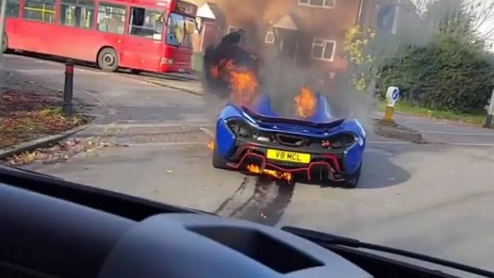 Un McLaren P1 arde en llamas