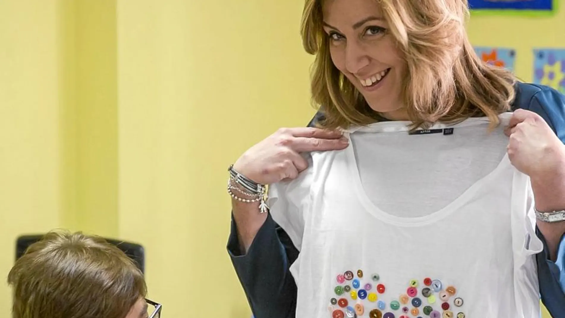 Susana Díaz, ayer, durante una visita a la residencia «Carmen Sevilla II» de la Fundación ANDE