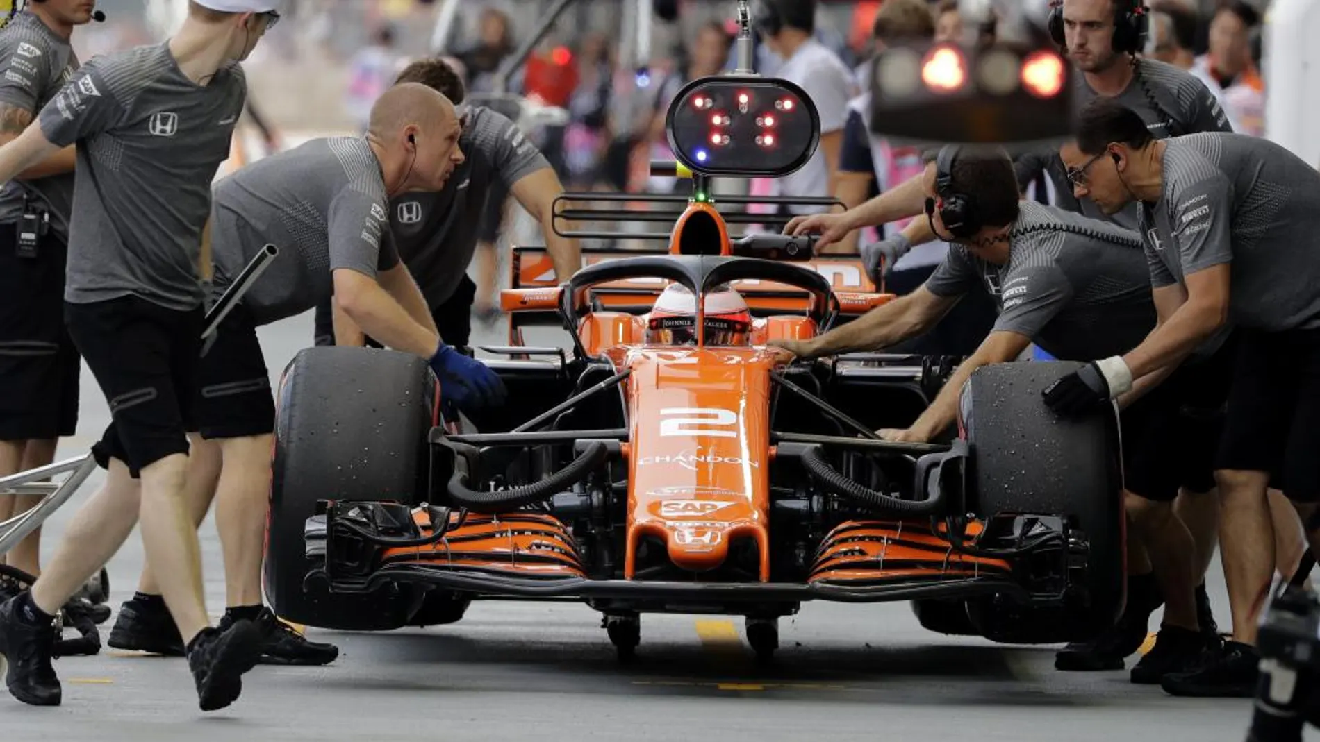 Los mecánicos de McLaren en el gran premio de Singapur