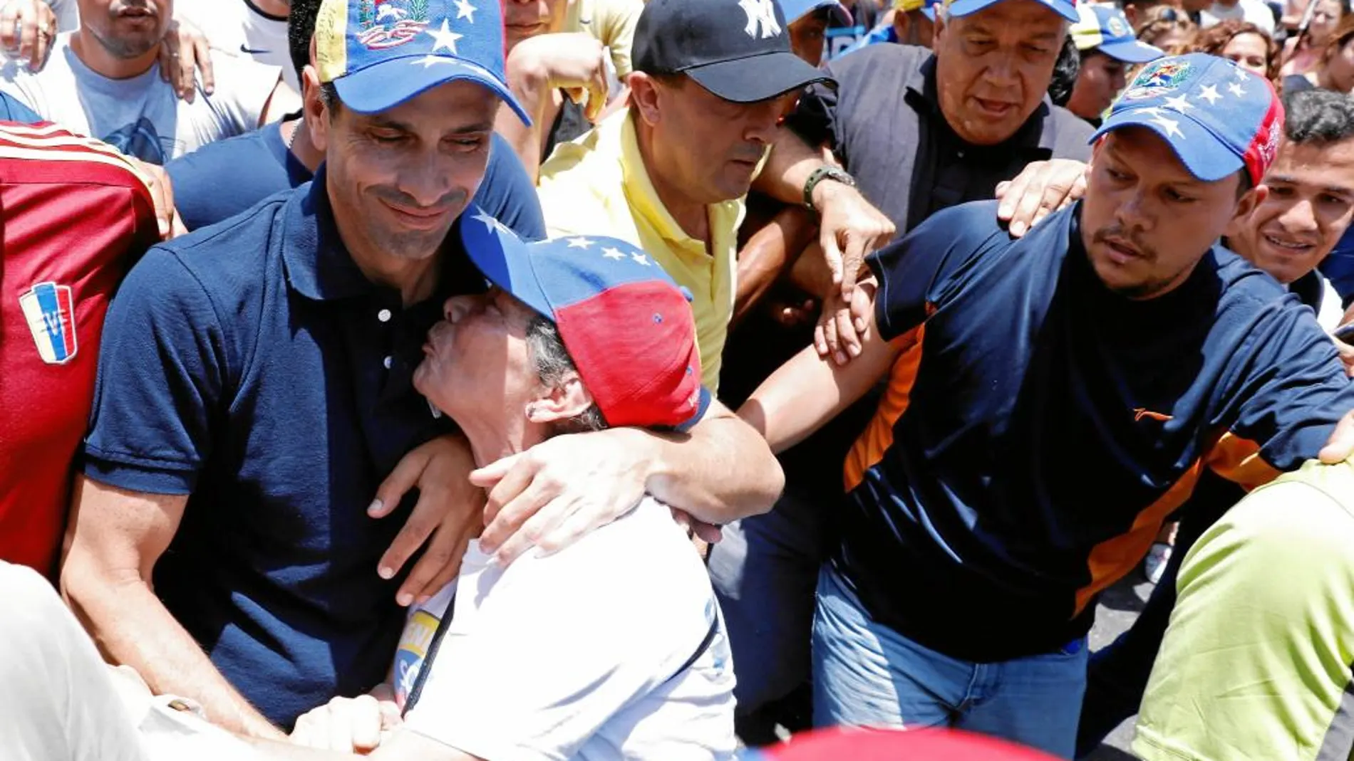 El diputado Henrique Capriles, inhabilitado por quince años, recibe el apoyo de varios manifestantes en la marcha de ayer en Caracas decibe el apoyo de la gente