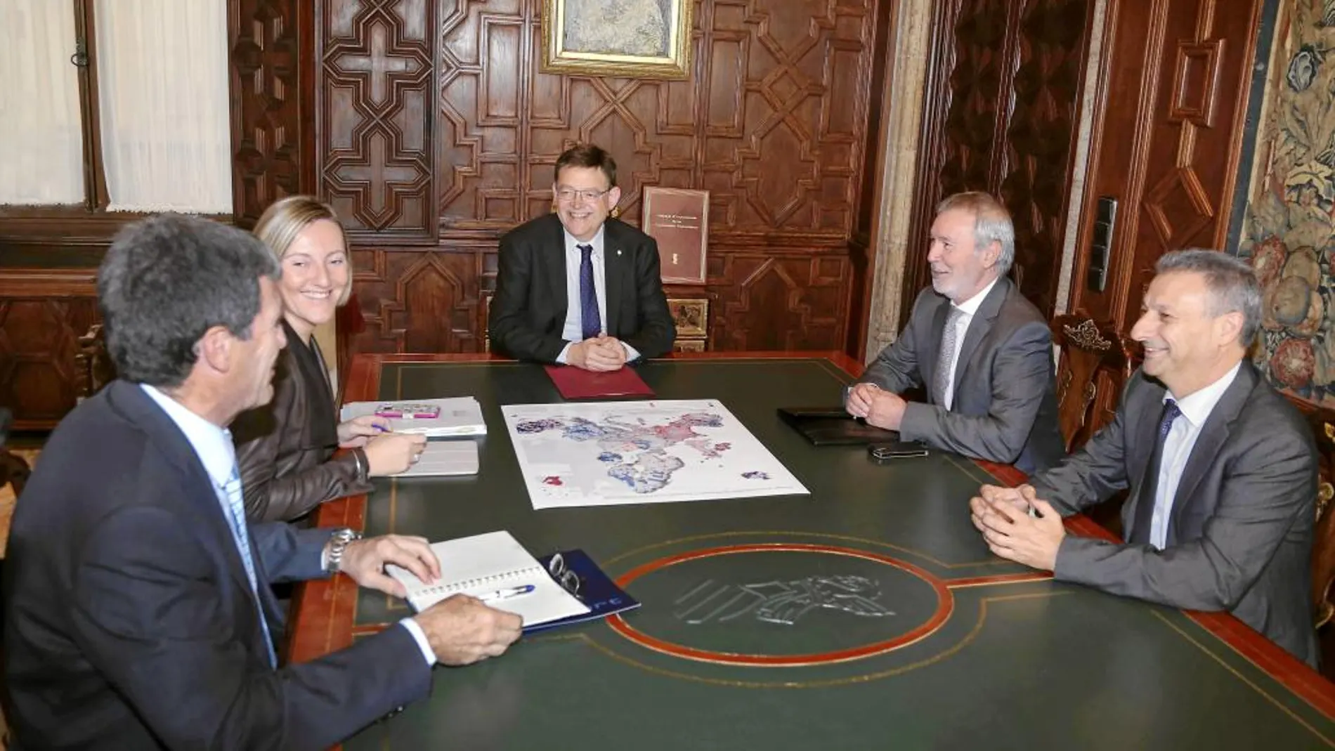 Reunión con los presidentes de los puertos. Puig anunció que habrá una reunión mensual para coordinar a los puertos, así como una cumbre para defender junto a Ferrmed el Corredor Mediterráneo.