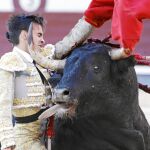 Espectacular pase de pecho de Gonzalo Caballero al sexto toro de la tarde, ayer, en Las Ventas