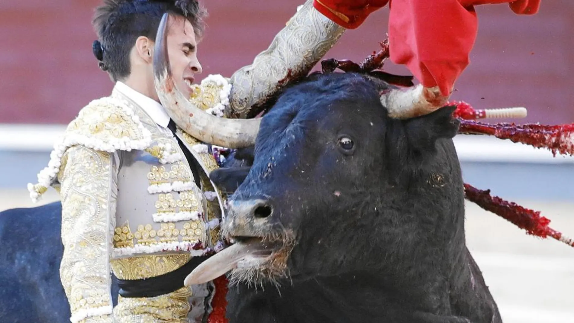 Espectacular pase de pecho de Gonzalo Caballero al sexto toro de la tarde, ayer, en Las Ventas