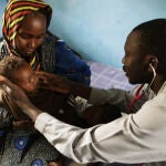 Un doctor examina a un bebé con malnutrición en El Fasher, capital del Estado de Darfur del Norte