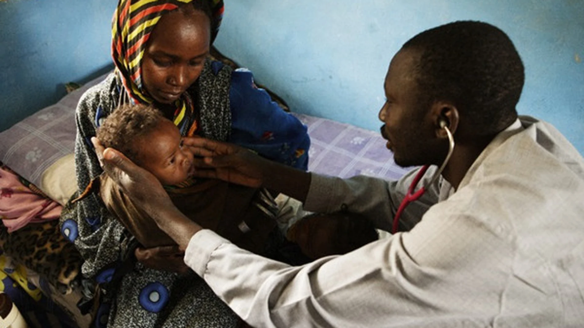 Un doctor examina a un bebé con malnutrición en El Fasher, capital del Estado de Darfur del Norte