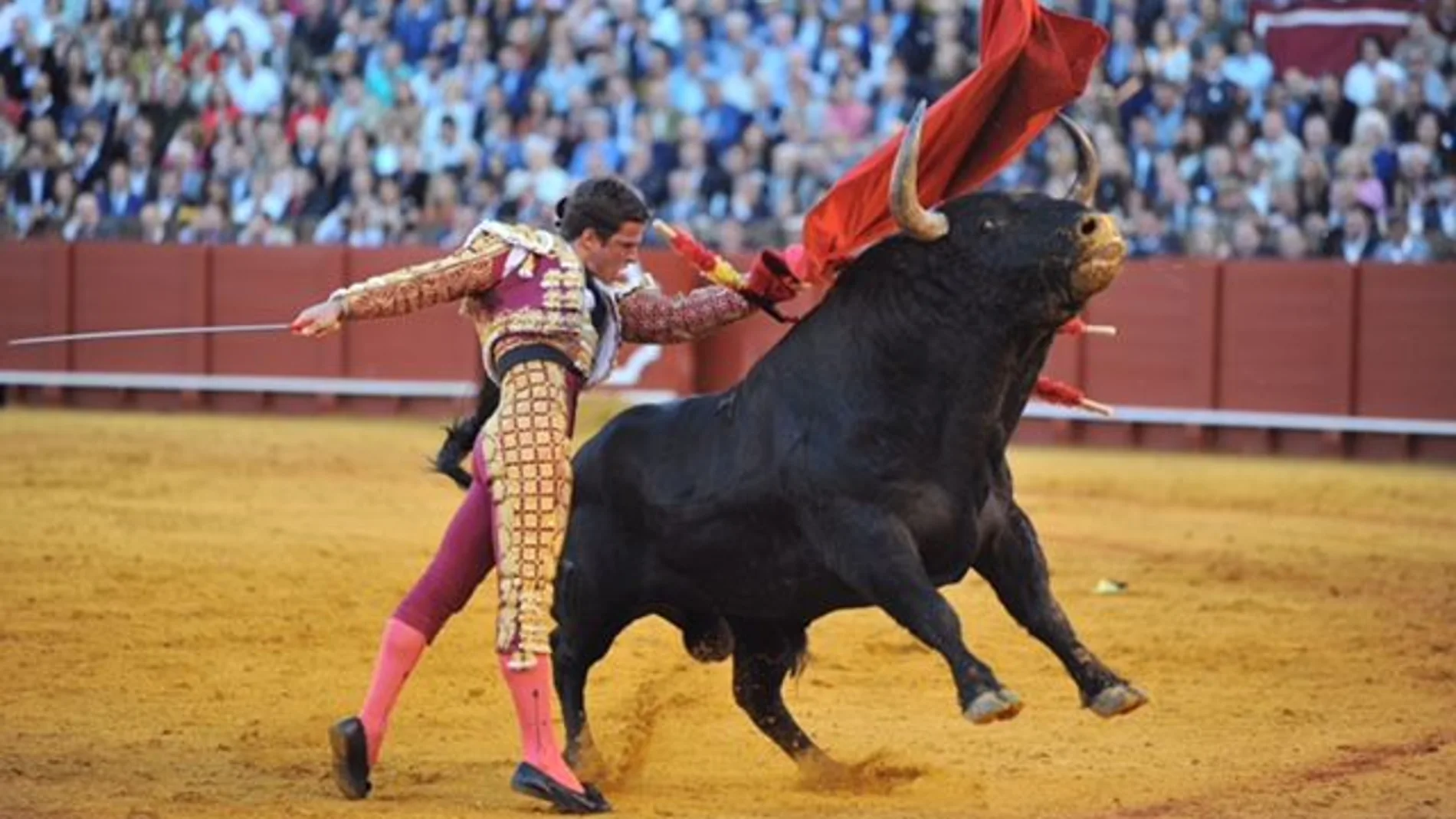 El Juli, en un pase de pecho, ayer en La Maestranza de Sevilla