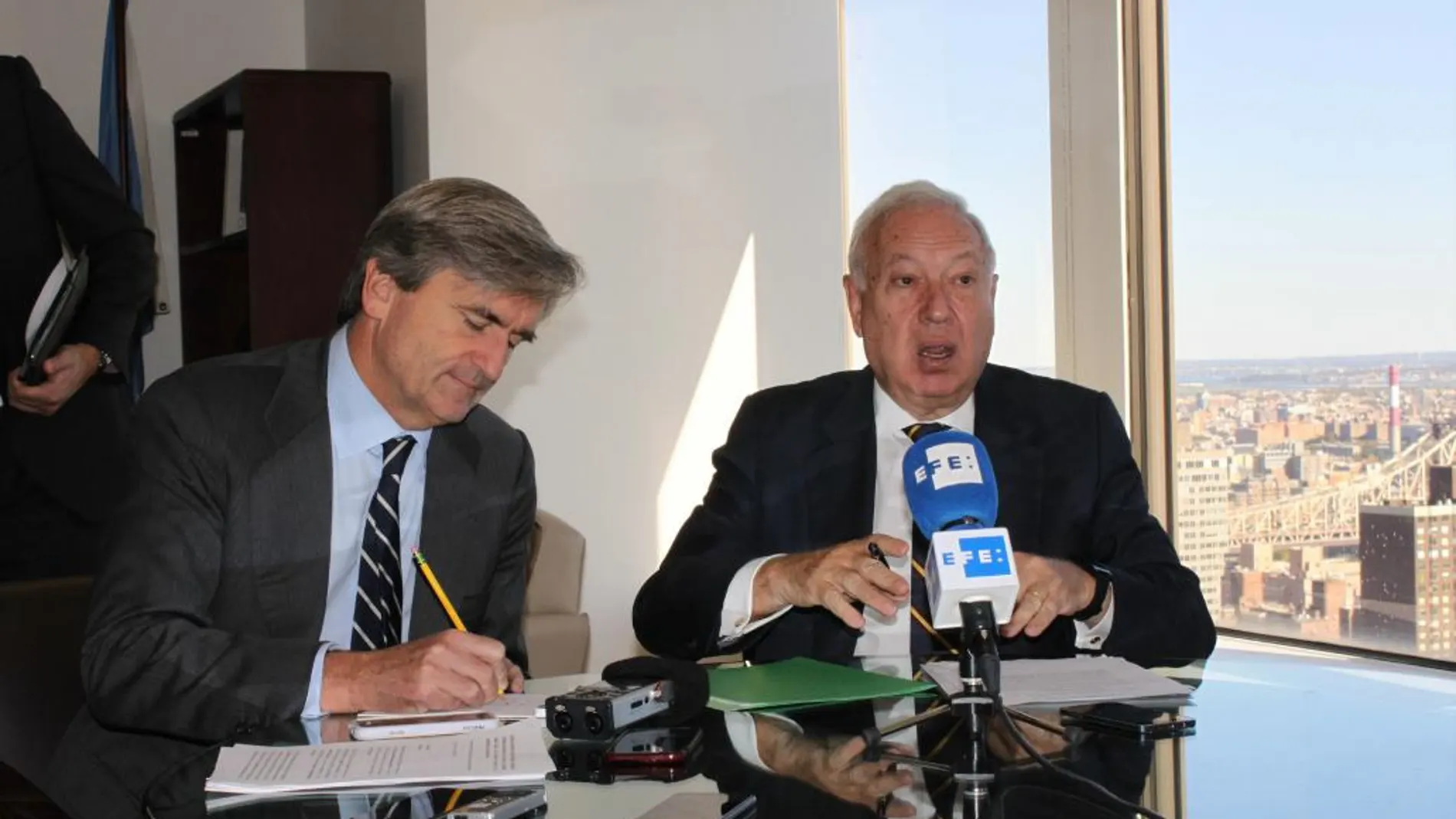 El ministro español de Asuntos Exteriores, José Manuel García-Margallo (d), acompañado por el embajador representante permanente de España ante Naciones Unidas Román Oyarzun Marchesinente (i) hoy en Nueva York