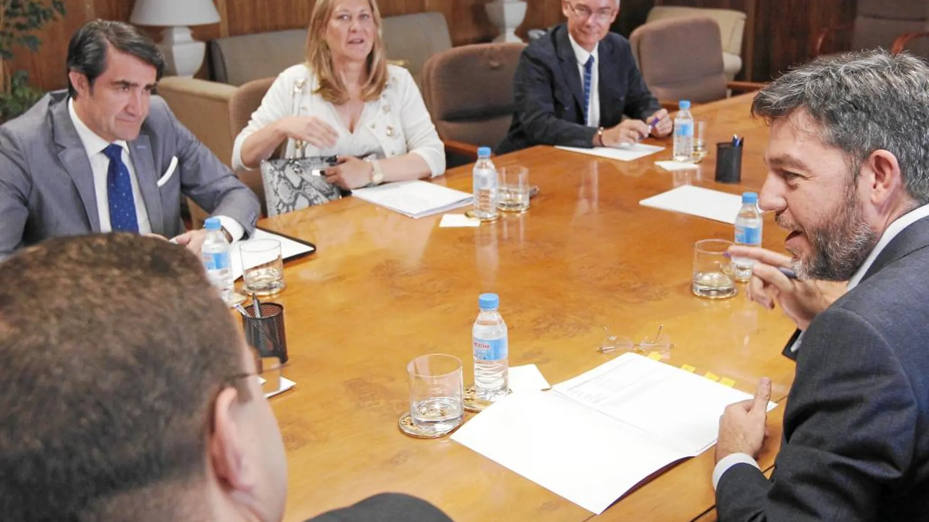Del Olmo y Suárez-Quiñones, en un instante de la reunión de ayer con Alberto Nadal, en Madrid