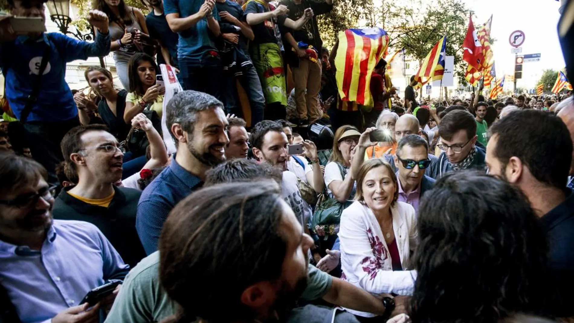 La presidenta del Parlament catalán, Carme Forcadell (c), lidera las manifestaciones independentistas