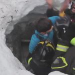 Los equipos de rescate ayudan a salir a uno de los niños atrapado en el hotel Rigopiano