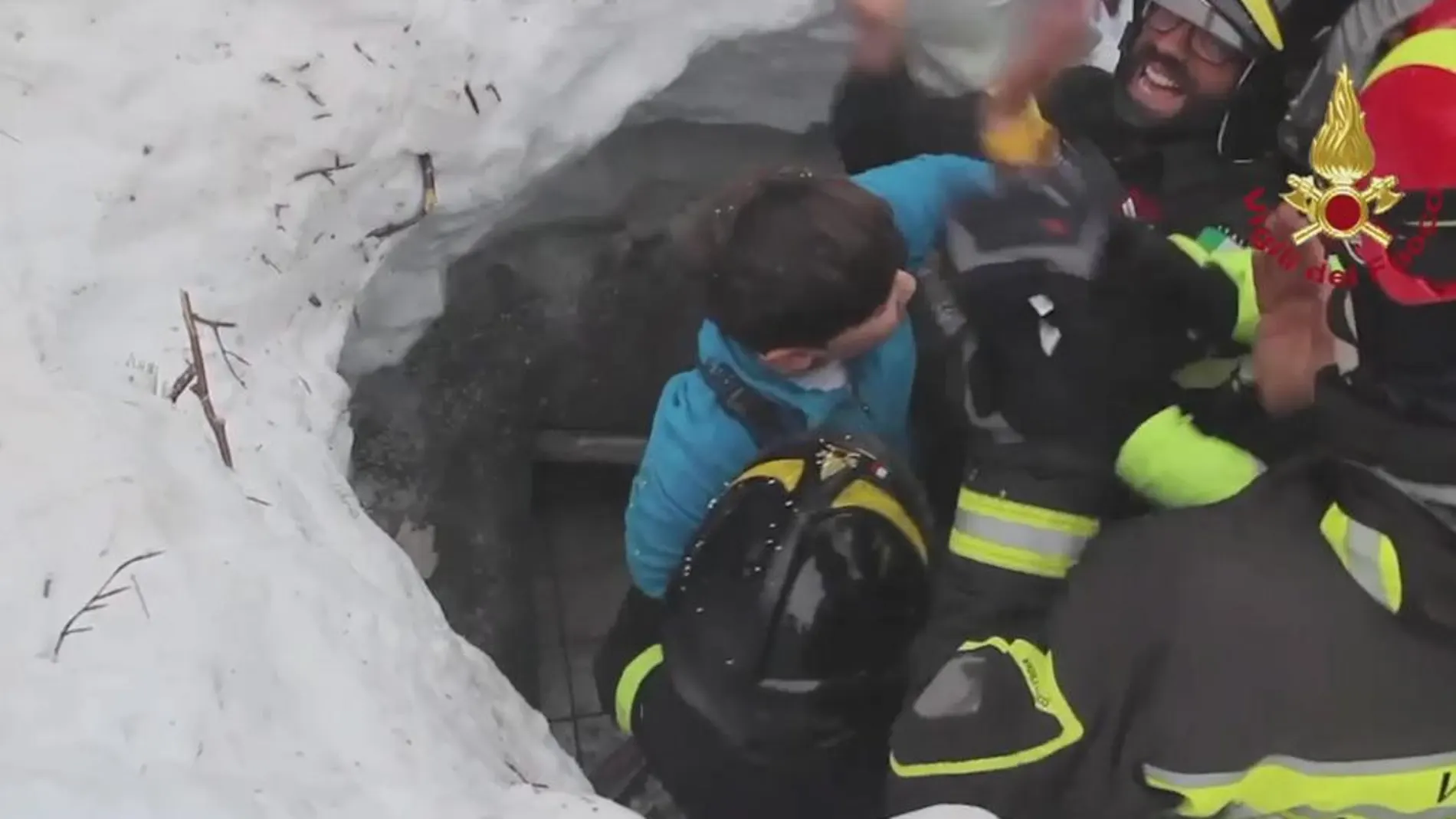 Los equipos de rescate ayudan a salir a uno de los niños atrapado en el hotel Rigopiano