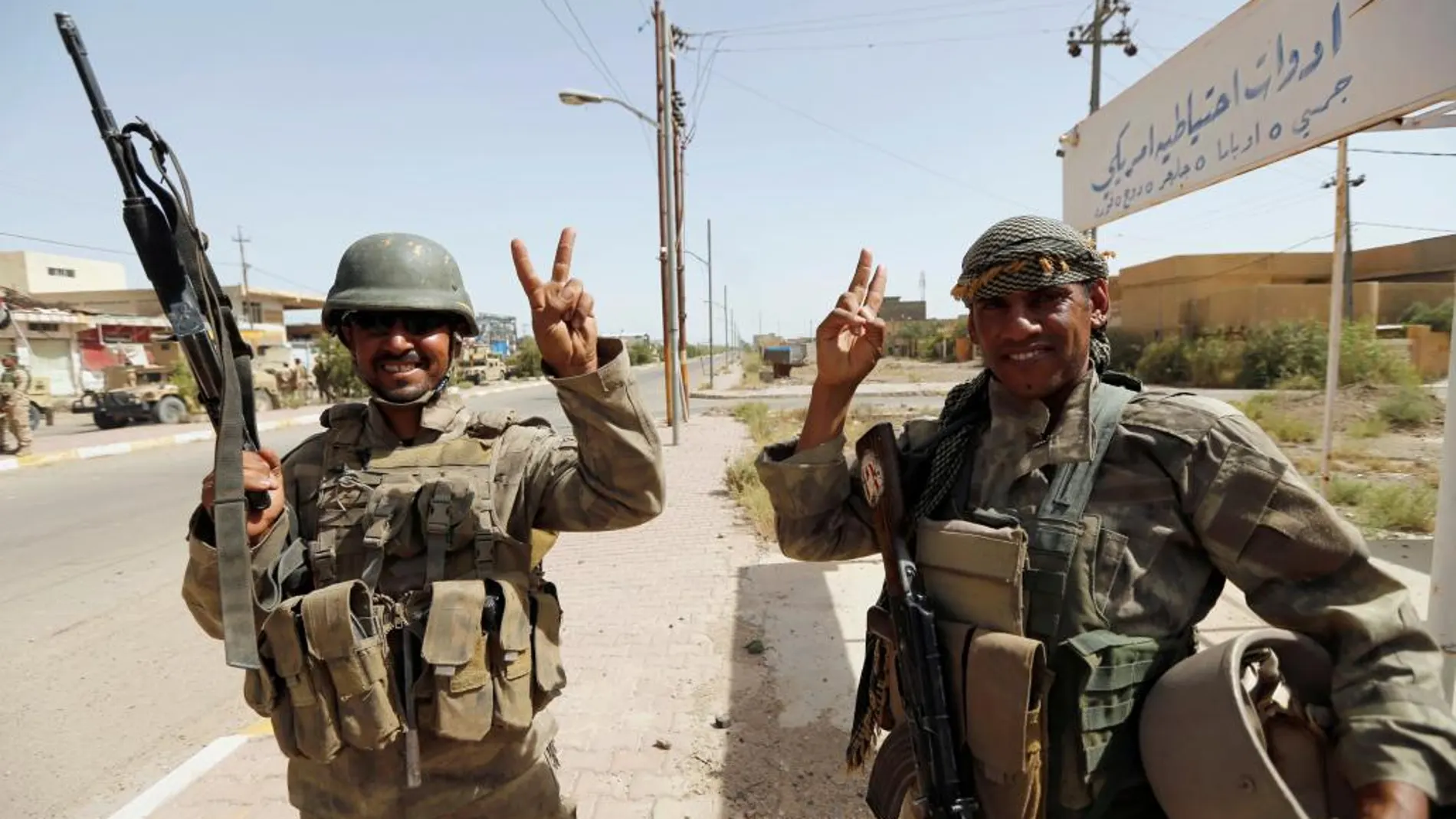 Soldados iraquíes hacen el signo de la victoria tras recuperar Faluya