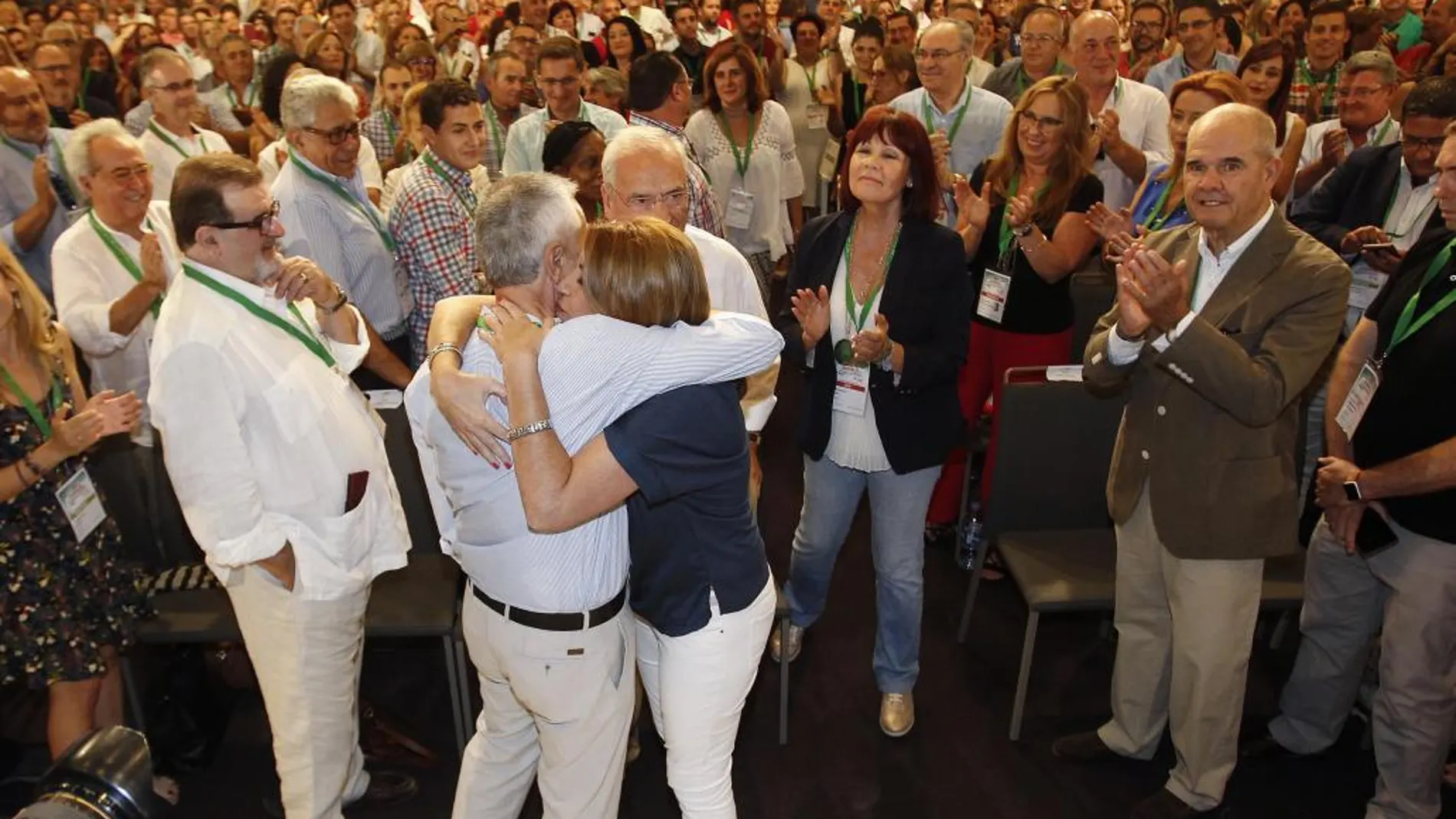 Susana Díaz abraza a Griñán, en presencia de De la Borbolla, Alfonso Guerra, Micaela Navarro y Manuel Chaves