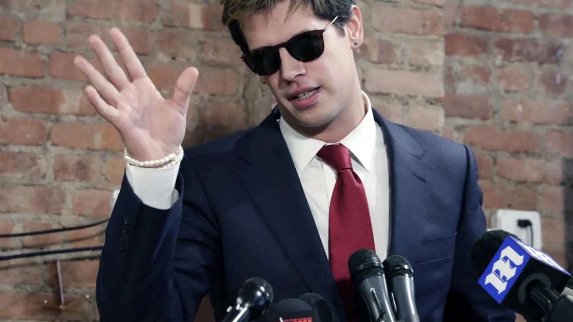 El editor principal de Breitbart News, Milo Yiannopoulos, anuncia su renuncia a Breitbart.