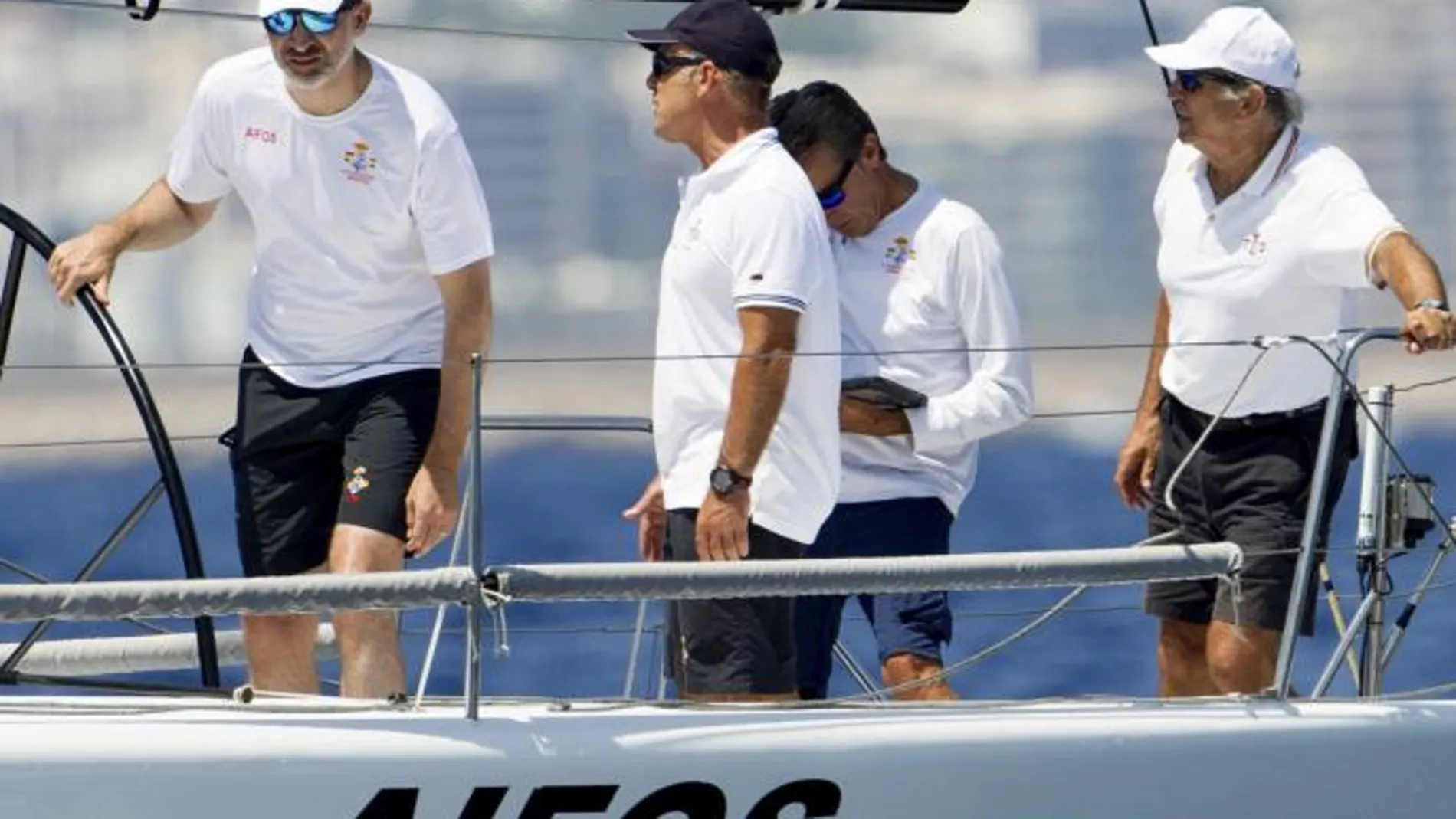 Felipe VI navegando en el Aifos durante la jornada de entrenamiento previa a la 36ª Copa del Rey MAPFRE