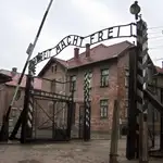  Detenida una turista en Auschwitz por realizar el saludo nazi frente a la puerta del campo de exterminio