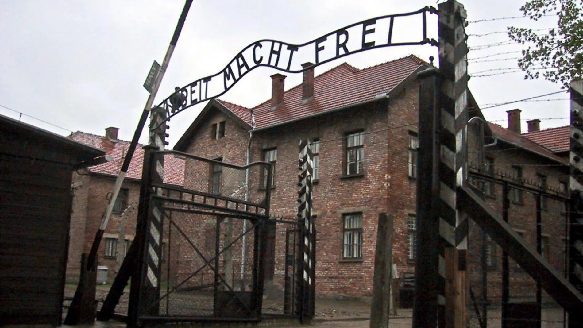 Puerta principal del antiguo campo de exterminio nazi de Auschwitz