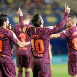 Messi, al lado de Suárez y Jordi Alba, celebra el gol que marcó ayer en el estadio de La Cerámica